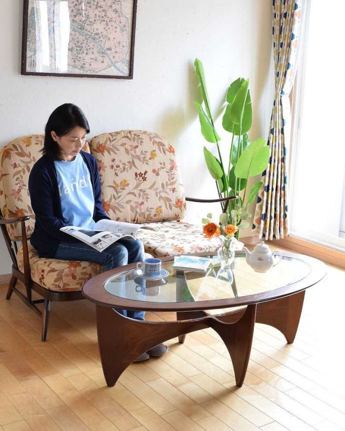 G-PLAN(Gプラン) アンティーク家具 北欧デザインのヴィンテージ家具、ガラストップのG-PLANのコーヒーテーブル。見た目だけじゃない!実用的に使えるコーヒーテーブル天板がガラスなので、見た目のデザインもシャープでカッコいいんです。(x-876-f)