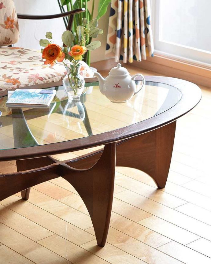 G-PLAN(Gプラン) アンティーク家具 北欧デザインのヴィンテージ家具、ガラストップのG-PLANのコーヒーテーブル。クールなデザインがカッコいい!ガラス板が乗っているシンプルなデザイン。(x-876-f)