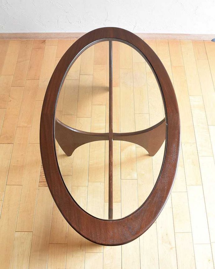 G-PLAN(Gプラン) アンティーク家具 北欧デザインのヴィンテージ家具、ガラストップのG-PLANのコーヒーテーブル。上から見るとこんな感じ。(x-876-f)