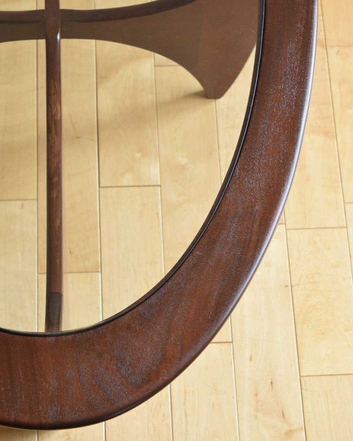 G-PLAN(Gプラン) アンティーク家具 北欧デザインのヴィンテージ家具、ガラストップのG-PLANのコーヒーテーブル。ガラス天板は、留め具でしっかりと固定されています。(x-876-f)