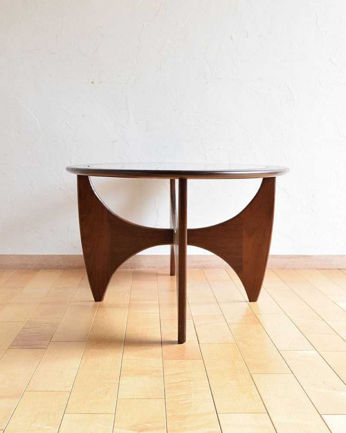 G-PLAN(Gプラン) アンティーク家具 北欧デザインのヴィンテージ家具、ガラストップのG-PLANのコーヒーテーブル。アンティークは新品ではないので、もちろん経年変化によるキズはありますが、専門の職人が目立たないようキレイにお直しをしていますのでご安心ください。(x-876-f)