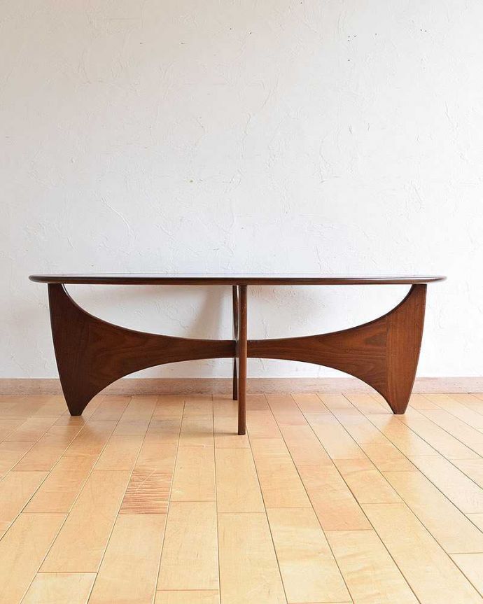 G-PLAN(Gプラン) アンティーク家具 北欧デザインのヴィンテージ家具、ガラストップのG-PLANのコーヒーテーブル。見る角度によって見え方が違う…見る場所、角度によって、なんだか違って見えるのも面白い。(x-876-f)