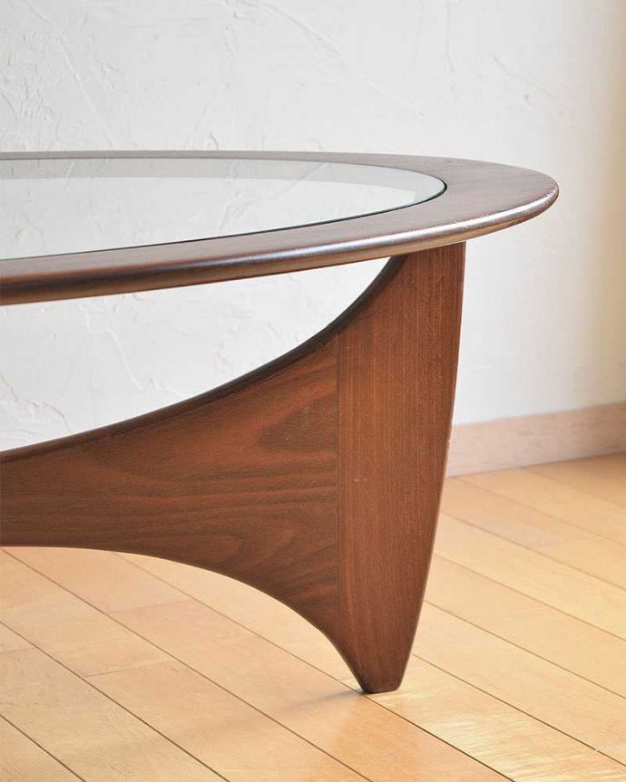 G-PLAN(Gプラン) アンティーク家具 北欧デザインのヴィンテージ家具、ガラストップのG-PLANのコーヒーテーブル。女性1人でラクラク運べちゃう仕掛けHandleのアンティークは、脚の裏にフェルトキーパーをお付けしています。(x-876-f)