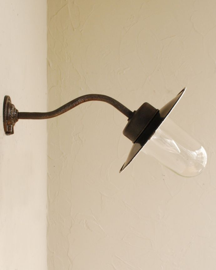 壁付けブラケット　照明・ライティング　アンティークのウォールデッキランプ、お洒落なポーチライト(外灯）（E26球付）。。(x-876-z)