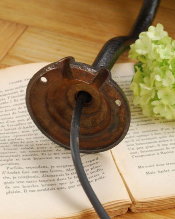 壁付けブラケット　照明・ライティング　アンティークのウォールデッキランプ、お洒落なポーチライト(外灯）（E26球付）。。(x-876-z)