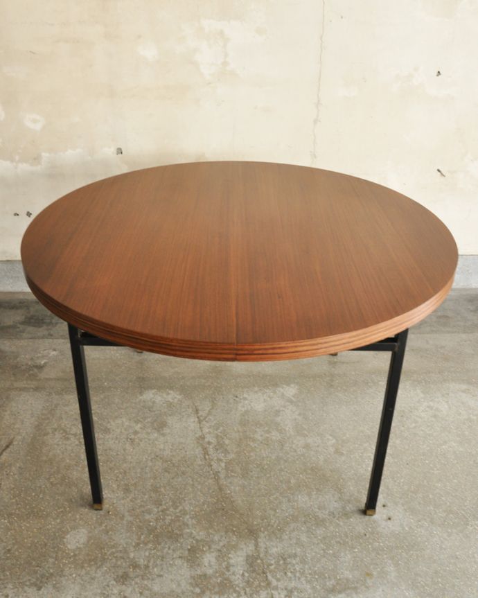 アンティークのテーブル アンティーク家具 異素材を組み合わせたアンティークのダイニングテーブル(円卓)。天板もキレイに修復しましたテーブルの主役はやっぱり天板。(x-877-f)