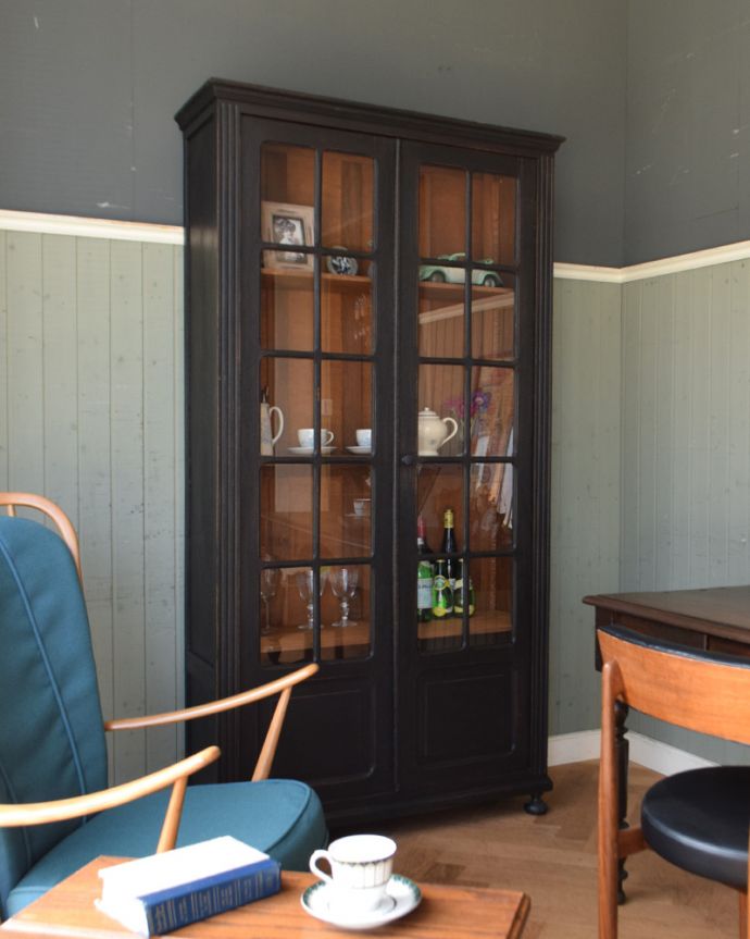 アンティークのキャビネット　アンティーク家具　クールなカラーのアンティーク家具、大人のためのフレンチガラスキャビネット。大きなガラスの扉が中に入れたものを輝かせてくれますアンティークのガラス扉越しに見ると、雑誌や日用品までもが素敵なオブジェのように見えてしまいます。(x-878-f)