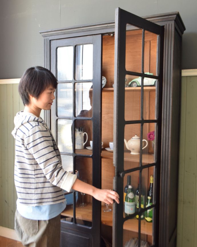 アンティークのキャビネット　アンティーク家具　クールなカラーのアンティーク家具、大人のためのフレンチガラスキャビネット。扉に触れるたび、幸せな気分に･･･毎日何気なくしている扉の開け閉めだって、ときめく瞬間になってくれます。(x-878-f)