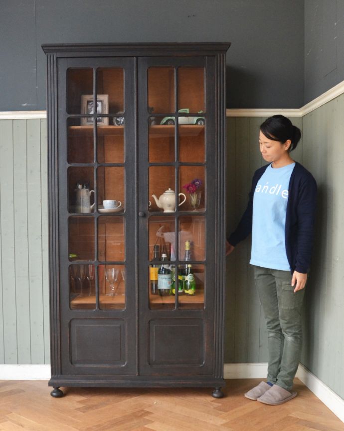 アンティークのキャビネット　アンティーク家具　クールなカラーのアンティーク家具、大人のためのフレンチガラスキャビネット。落ち着いたスタイルの大人のお部屋作りにピッタリ。(x-878-f)