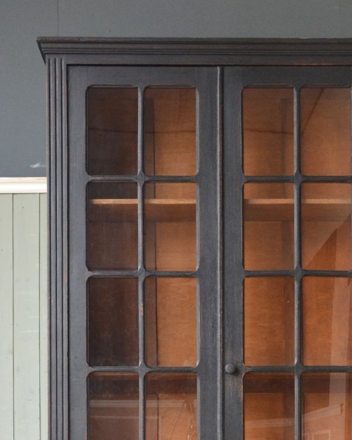 アンティークのキャビネット　アンティーク家具　クールなカラーのアンティーク家具、大人のためのフレンチガラスキャビネット。ペイントが味わい深いです。(x-878-f)