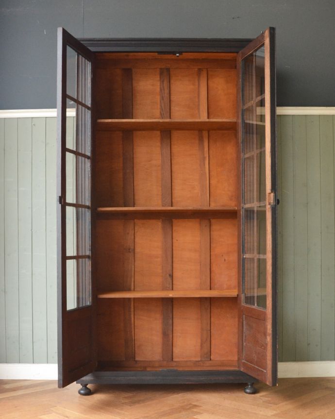 アンティークのキャビネット　アンティーク家具　クールなカラーのアンティーク家具、大人のためのフレンチガラスキャビネット。見た目の美しさはモチロン、た〜っぷり収納力もある優れたキャビネットです。(x-878-f)