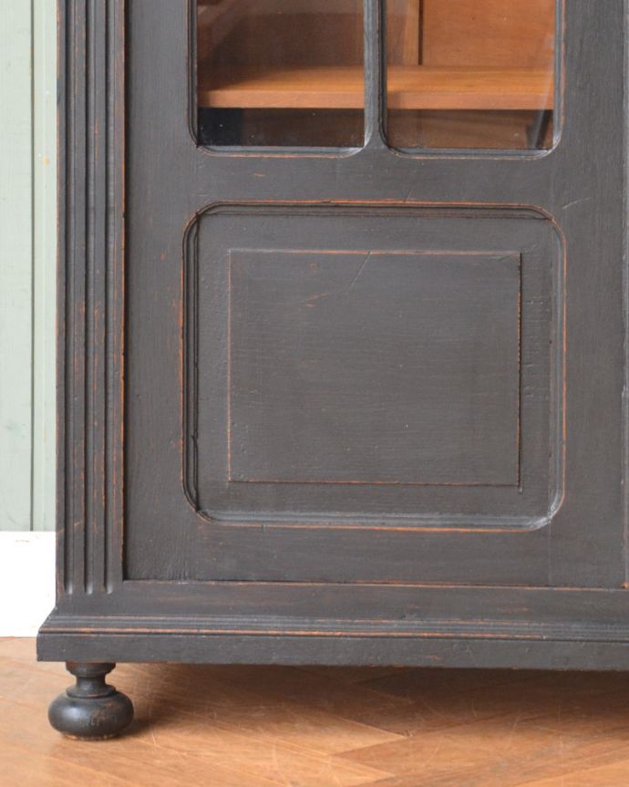 アンティークのキャビネット　アンティーク家具　クールなカラーのアンティーク家具、大人のためのフレンチガラスキャビネット。ペイントのかすれ具合は、アンティークでしか表現できない風合いです。(x-878-f)