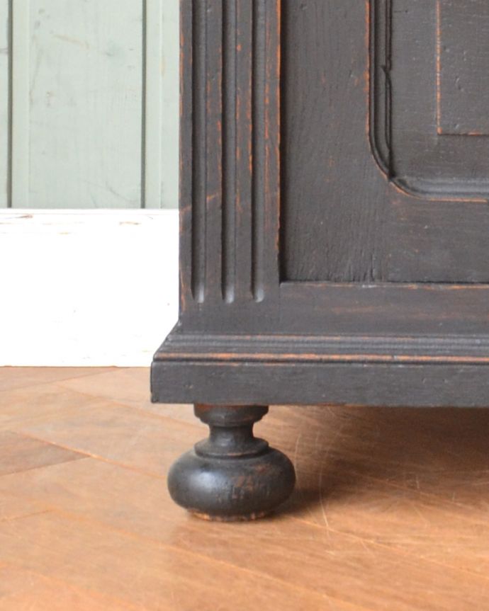 アンティークのキャビネット　アンティーク家具　クールなカラーのアンティーク家具、大人のためのフレンチガラスキャビネット。脚もしっかり安定感があります。(x-878-f)