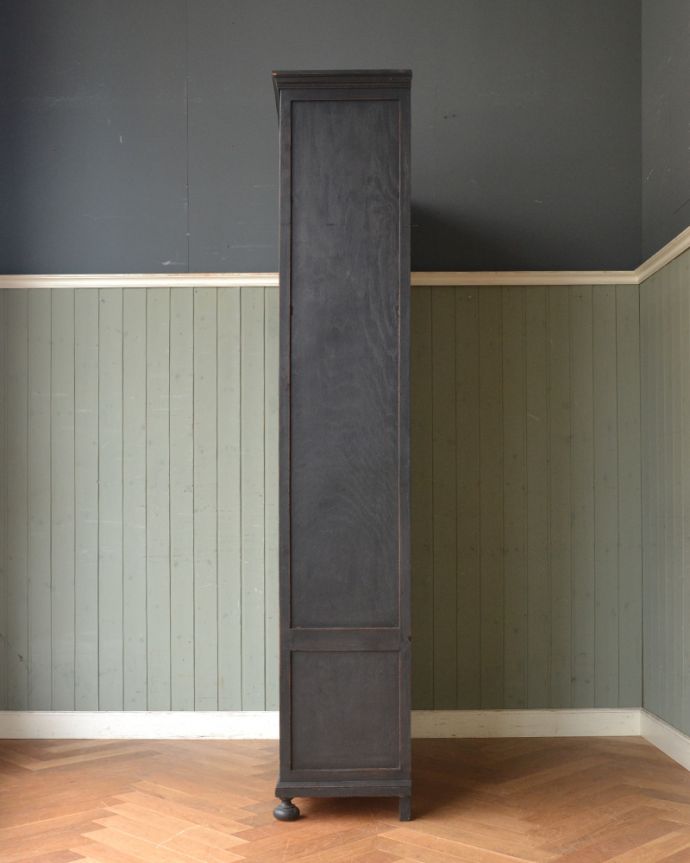 アンティークのキャビネット　アンティーク家具　クールなカラーのアンティーク家具、大人のためのフレンチガラスキャビネット。サイドもきれいにペイントされています。(x-878-f)