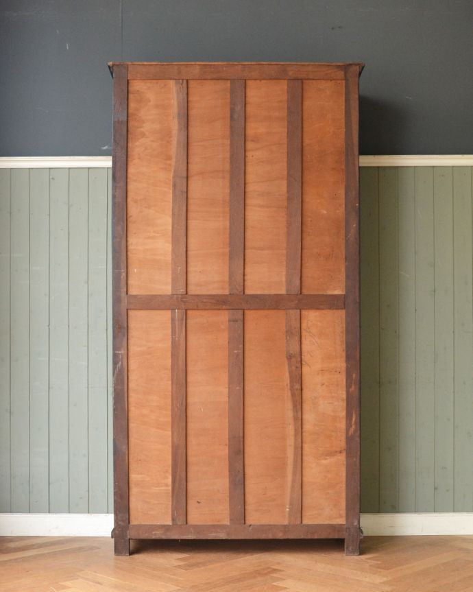 アンティークのキャビネット　アンティーク家具　クールなカラーのアンティーク家具、大人のためのフレンチガラスキャビネット。アンティークは新品ではないので、もちろん経年変化によるキズはありますが、専門の職人が目立たないようキレイにお直しをしているので、後姿までキレイです。(x-878-f)