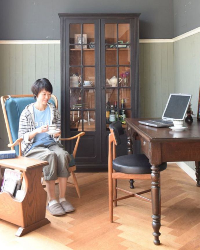 アンティークのキャビネット　アンティーク家具　クールなカラーのアンティーク家具、大人のためのフレンチガラスキャビネット。本棚やコレクションボードにはピッタリの存在感これ１台お部屋に取り入れるだけで、一気に垢抜けた空間をつくり上げることができます。(x-878-f)