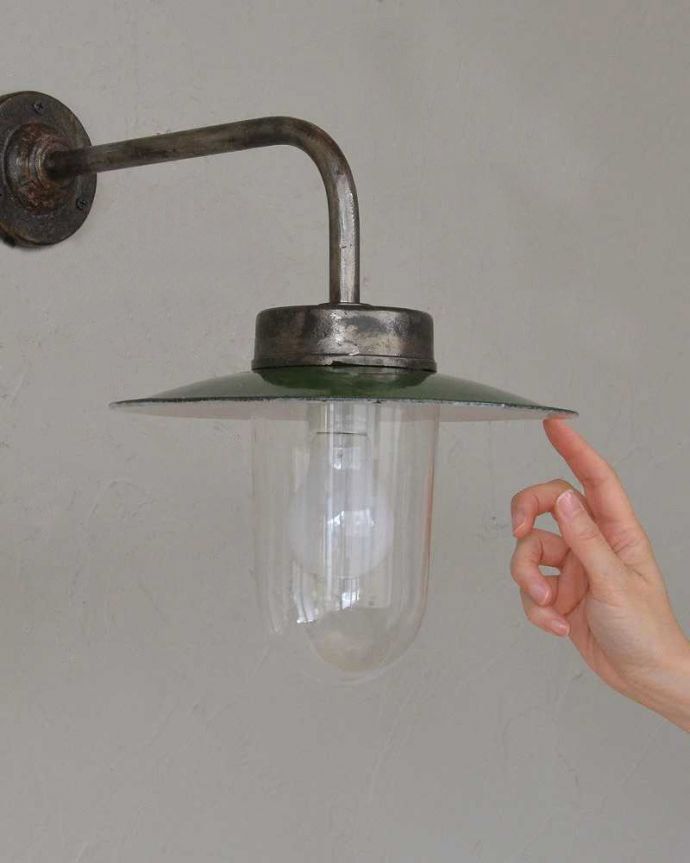 壁付けブラケット　照明・ライティング　フランス輸入のアンティークウォールデッキランプ、ポーチライト(外灯）（E26球付）。。(x-878-z)