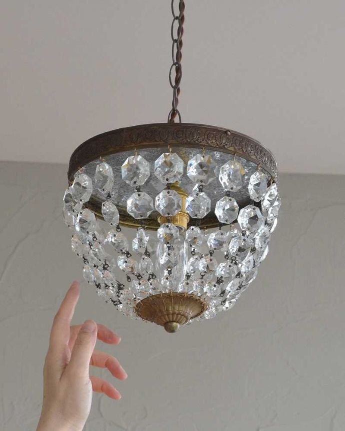 シャンデリア　照明・ライティング　フランス便で到着、ガラスパーツのアンティークプチシャンデリア（Ｅ17シャンデリア球付）。。(x-879-z)
