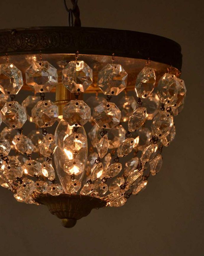 シャンデリア　照明・ライティング　フランス便で到着、ガラスパーツのアンティークプチシャンデリア（Ｅ17シャンデリア球付）。。(x-879-z)