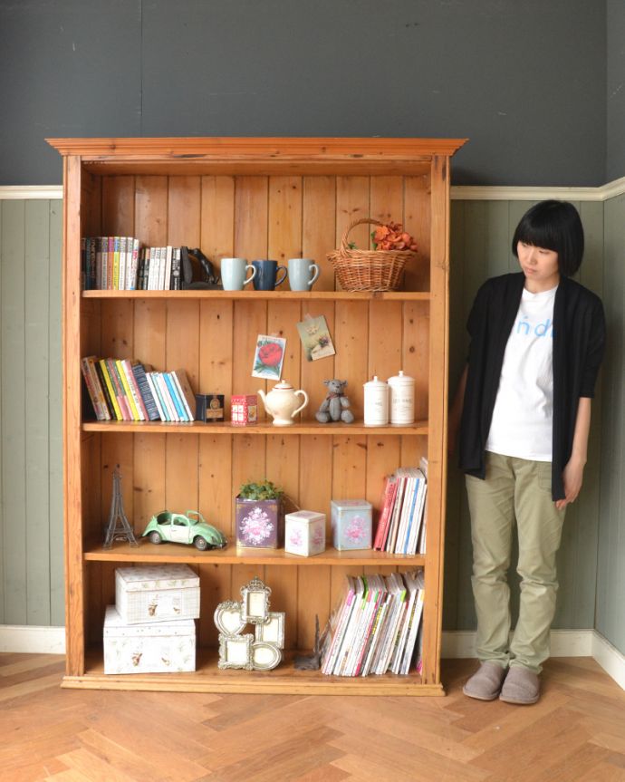 アンティークのキャビネット　アンティーク家具　本棚から食器棚まで使えるアンティーク家具、木製のオープンキャビネット。置くだけでお部屋の中が可愛く変身オールドパイン材の柔らかで優しい木目は、中にどんなものを入れても可愛らしい雰囲気を醸し出してくれます。(x-880-f)