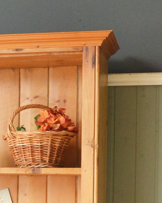 アンティークのキャビネット　アンティーク家具　本棚から食器棚まで使えるアンティーク家具、木製のオープンキャビネット。天板の美しい装飾まるで王冠を被ったような天板の装飾はうっとりしちゃう可愛らしさ。(x-880-f)