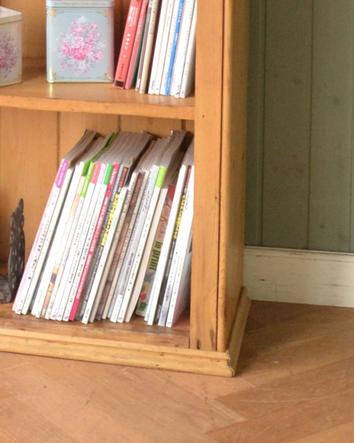 アンティークのキャビネット　アンティーク家具　本棚から食器棚まで使えるアンティーク家具、木製のオープンキャビネット。女性でもラクラクHandleのアンティークはフェルトキーパーを付けてお送りしていますので、女性一人でも床を滑らせて移動することが出来るんです。(x-880-f)