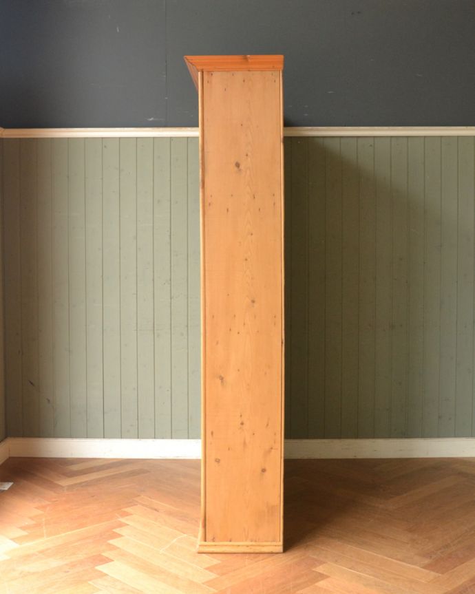 アンティークのキャビネット　アンティーク家具　本棚から食器棚まで使えるアンティーク家具、木製のオープンキャビネット。横から見ると･･･奥行きがないので、使いやすいんです。(x-880-f)