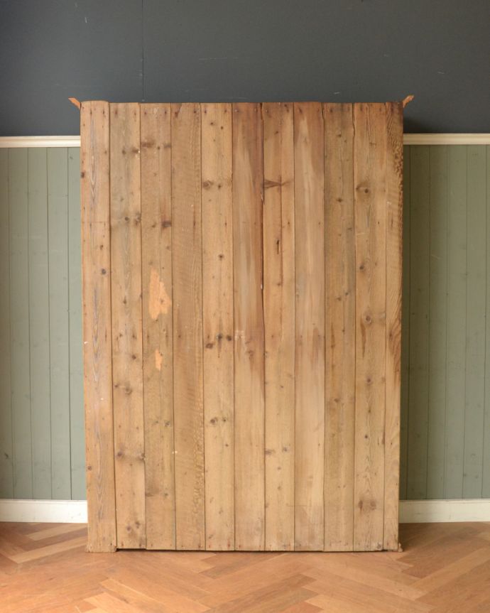 アンティークのキャビネット　アンティーク家具　本棚から食器棚まで使えるアンティーク家具、木製のオープンキャビネット。裏側も見てみると･･･アンティークは新品ではないので、もちろん経年変化によるキズはありますが、専門の職人が修復しているので、後ろ姿までキレイです。(x-880-f)