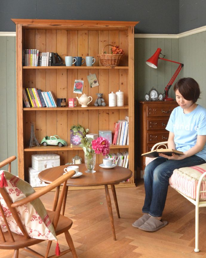 アンティークのキャビネット　アンティーク家具　本棚から食器棚まで使えるアンティーク家具、木製のオープンキャビネット。オールドパイン材のほっこりした風合いたっぷりあたたかい雰囲気でお部屋の中をほっこりさせてくれるキャビネット。(x-880-f)