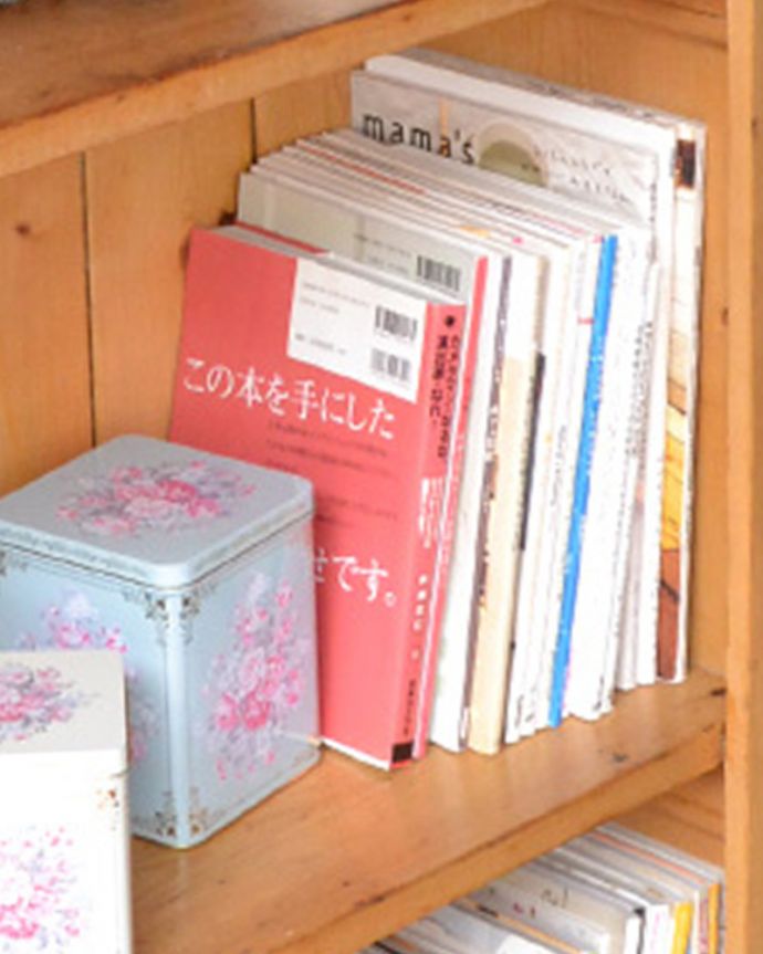 アンティークのキャビネット　アンティーク家具　本棚から食器棚まで使えるアンティーク家具、木製のオープンキャビネット。たっぷりの収納力A4サイズのファイルや雑誌もラクラク収納できる実力派です。(x-880-f)