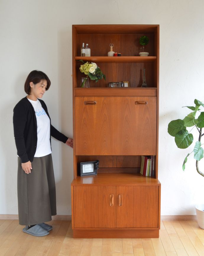 G-PLAN(Gプラン)　アンティーク家具　G-PLANのヴィンテージ家具、フレスコシリーズのビューローキャビネット（デスク）。本棚とパソコンスペース、全部欲しい方にオススメなのが、このビューロー！スマートで北欧スタイルに似合うキャビネットです。(x-881-f)