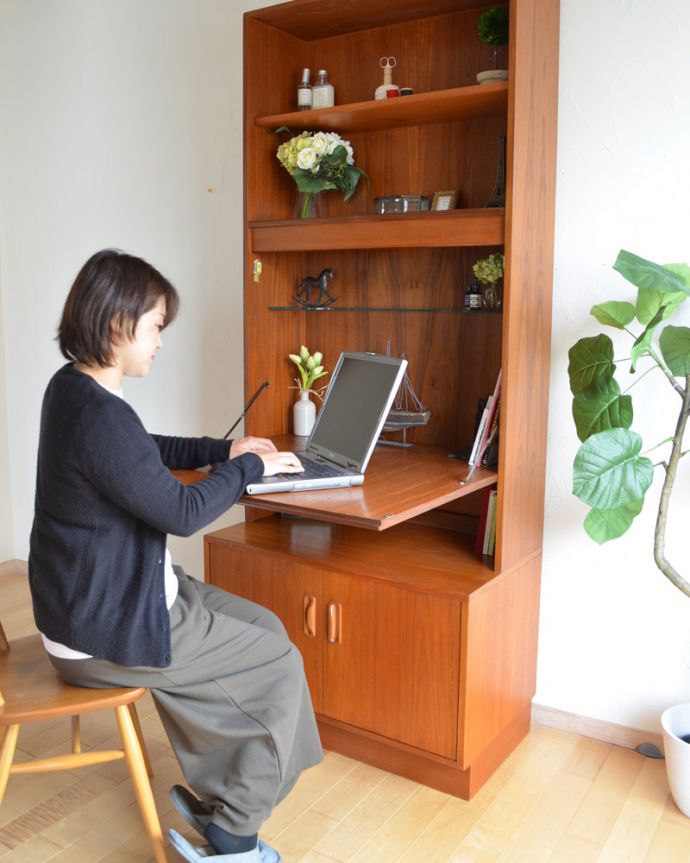 G-PLAN(Gプラン)　アンティーク家具　G-PLANのヴィンテージ家具、フレスコシリーズのビューローキャビネット（デスク）。書き物やパソコンをする時は、ビューローを開いて使ってください。(x-881-f)