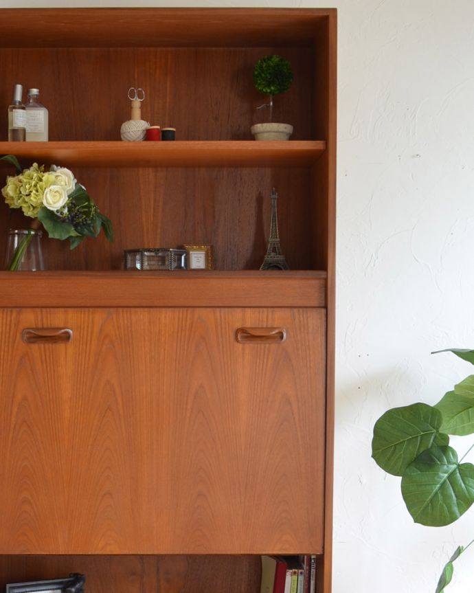 G-PLAN(Gプラン)　アンティーク家具　G-PLANのヴィンテージ家具、フレスコシリーズのビューローキャビネット（デスク）。トップにあるオープン棚の棚板は、可動式になっています。(x-881-f)