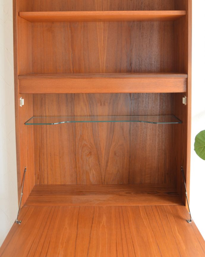 G-PLAN(Gプラン)　アンティーク家具　G-PLANのヴィンテージ家具、フレスコシリーズのビューローキャビネット（デスク）。ビューロー内の棚は、コレクションのディスプレイにもピッタリなガラス板です。(x-881-f)