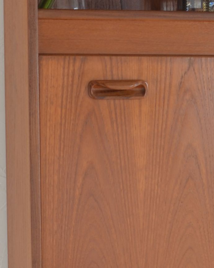 G-PLAN(Gプラン)　アンティーク家具　G-PLANのヴィンテージ家具、フレスコシリーズのビューローキャビネット（デスク）。ビューローも扉とお揃いの取っ手です。(x-881-f)