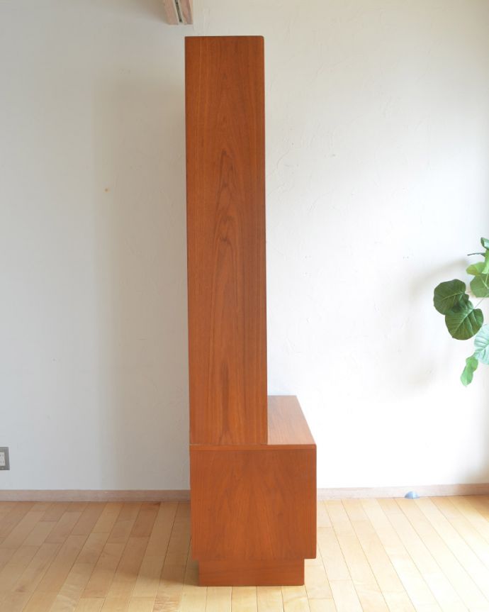 G-PLAN(Gプラン)　アンティーク家具　G-PLANのヴィンテージ家具、フレスコシリーズのビューローキャビネット（デスク）。横から見てもピカピカです。(x-881-f)