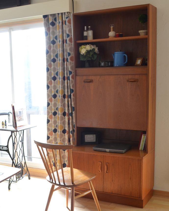 G-PLAN(Gプラン)　アンティーク家具　G-PLANのヴィンテージ家具、フレスコシリーズのビューローキャビネット（デスク）。このステキなキャビネットは、正直、場所を問わずどこに置いても似合います！。(x-881-f)