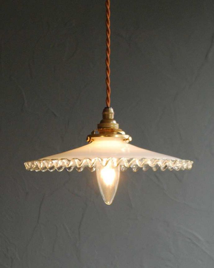 ペンダントライト　照明・ライティング　フランスアンティークのミルクガラスランプシェード(コード・シャンデリア電球・ギャラリーA付き)。。(x-881-z)