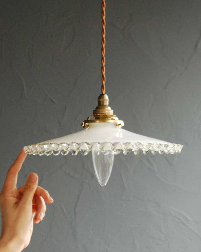 ペンダントライト　照明・ライティング　フランスアンティークのミルクガラスランプシェード(コード・シャンデリア電球・ギャラリーA付き)。。(x-881-z)