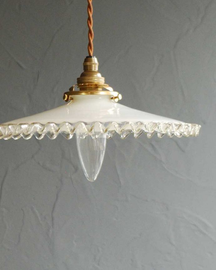 ペンダントライト　照明・ライティング　フランスアンティークのミルクガラスランプシェード(コード・シャンデリア電球・ギャラリーA付き)。。(x-881-z)