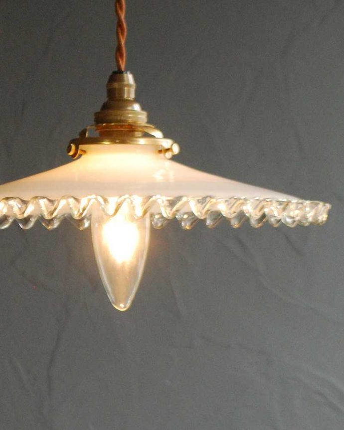 ペンダントライト　照明・ライティング　フランスアンティークのミルクガラスランプシェード(コード・シャンデリア電球・ギャラリーA付き)。。(x-881-z)