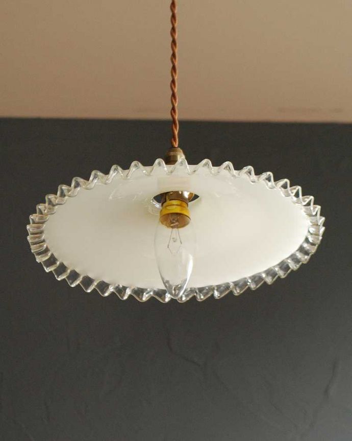 ペンダントライト　照明・ライティング　フランスアンティークのミルクガラスランプシェード(コード・シャンデリア電球・ギャラリーA付き)。。(x-881-z)