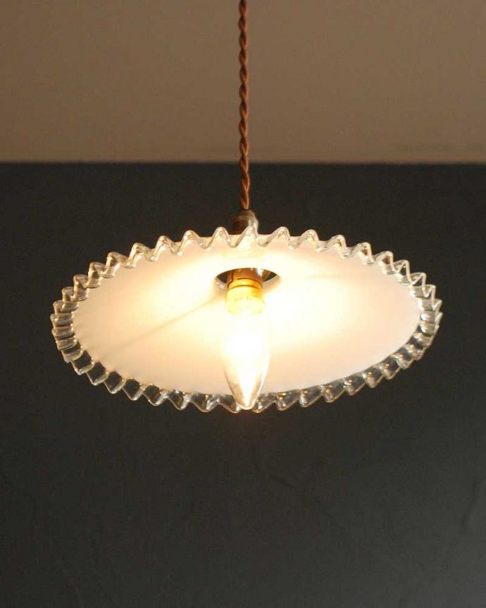 ペンダントライト　照明・ライティング　フランスアンティークのミルクガラスランプシェード(コード・シャンデリア電球・ギャラリーA付き)。。(x-881-z)