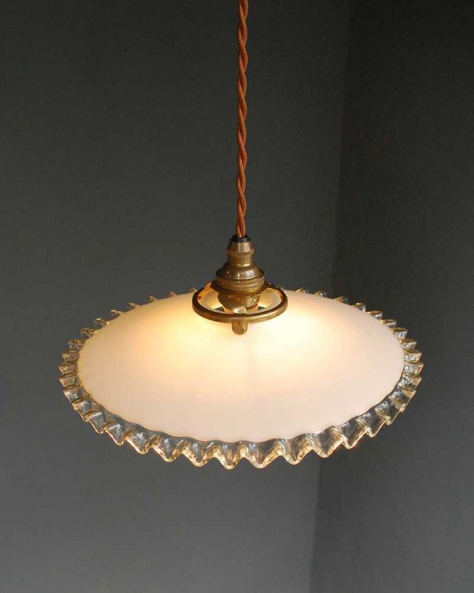 ペンダントライト　照明・ライティング　フランスアンティークのミルクガラスランプシェード(コード・シャンデリア電球・ギャラリーA付き)。。(x-881-z)