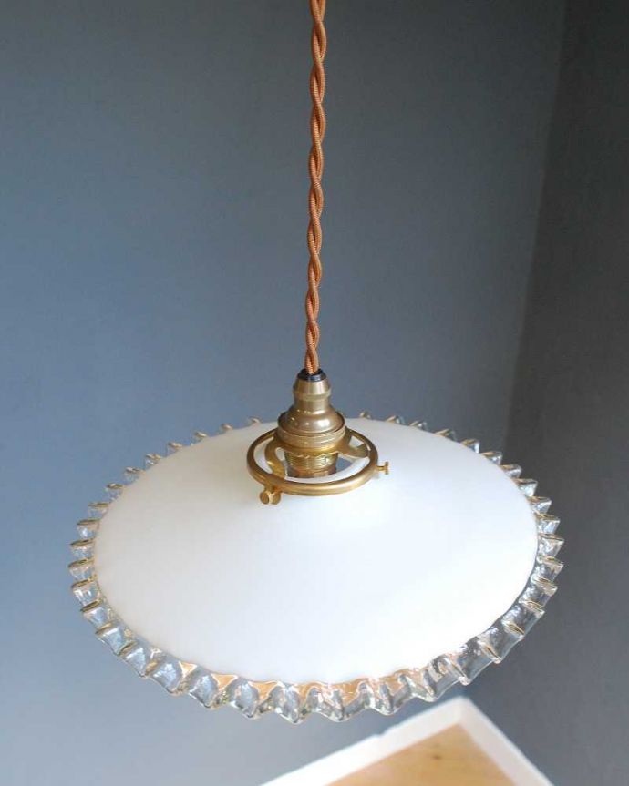 ペンダントライト　照明・ライティング　フランスアンティークのミルクガラスランプシェード(コード・シャンデリア電球・ギャラリーA付き)。。(x-881-z)