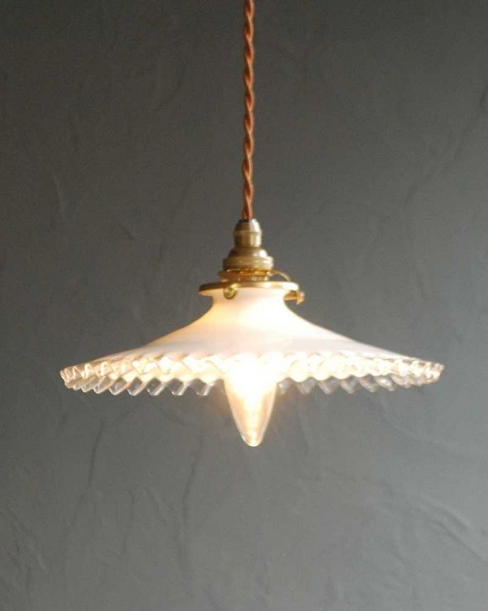 ペンダントライト　照明・ライティング　フランス輸入のミルクガラスランプシェード(コード・シャンデリア電球・ギャラリーA付き)。。(x-882-z)
