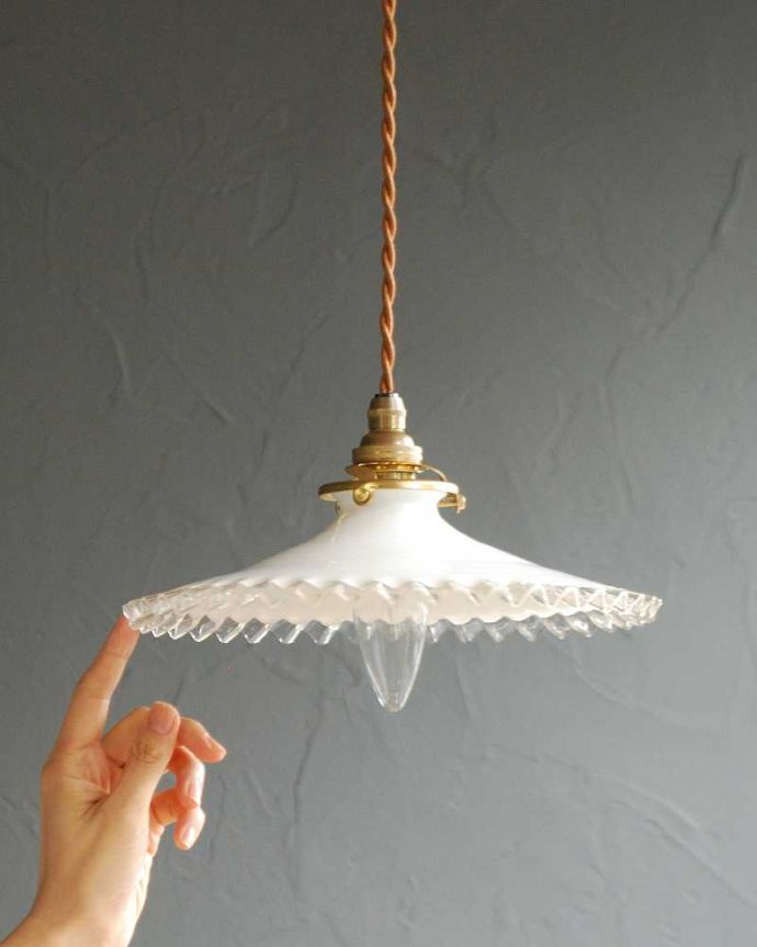 ペンダントライト　照明・ライティング　フランス輸入のミルクガラスランプシェード(コード・シャンデリア電球・ギャラリーA付き)。。(x-882-z)