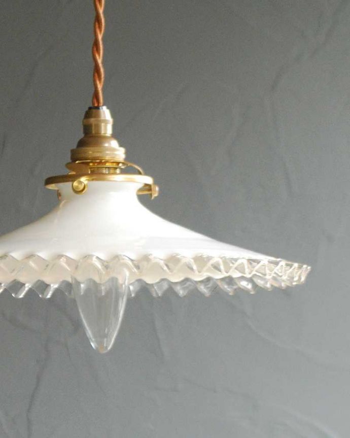 ペンダントライト　照明・ライティング　フランス輸入のミルクガラスランプシェード(コード・シャンデリア電球・ギャラリーA付き)。。(x-882-z)
