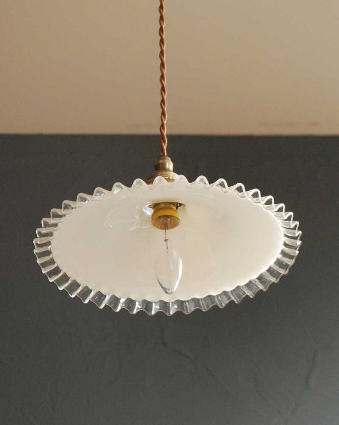 ペンダントライト　照明・ライティング　フランス輸入のミルクガラスランプシェード(コード・シャンデリア電球・ギャラリーA付き)。。(x-882-z)