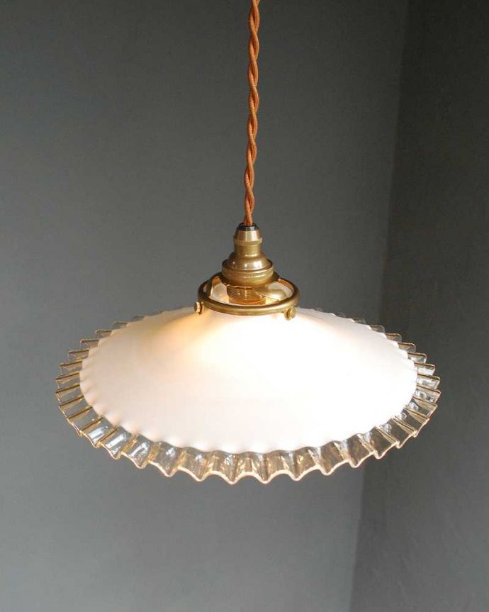 ペンダントライト　照明・ライティング　フランス輸入のミルクガラスランプシェード(コード・シャンデリア電球・ギャラリーA付き)。。(x-882-z)
